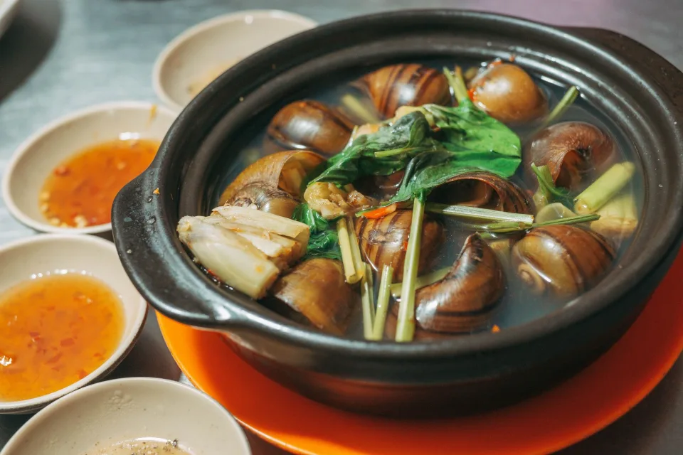Phở bò nước dùng hầm xương